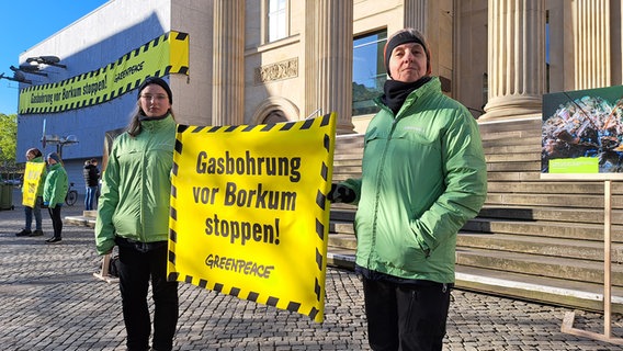 "Gasbohrungen vor Borkum stoppen!" steht auf einem Transparent von Greenpeace. © NDR Foto: NDR