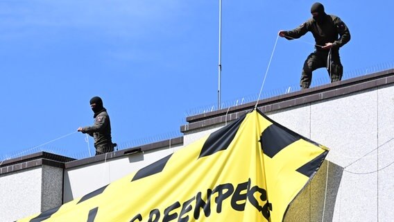 SEK der Polizei auf dem Dach des Niedersächsischen Landtages (zum Auflösen der Greenpeace-Protestaktion). © Julian Stratenschulte/dpa Foto: Julian Stratenschulte/dpa