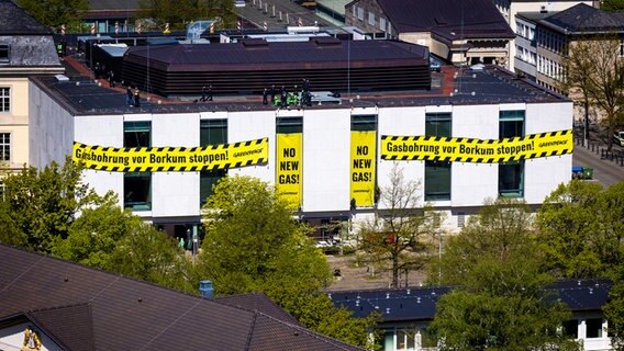 Banner der Umweltschutzorganisation Greenpeace hängen an der Fassade des niedersächsischen Landtages. © picture alliance/dpa | Moritz Frankenberg Foto: Moritz Frankenberg