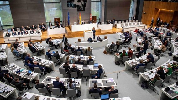 Die Abgeordneten der konstituierenden Sitzung im niedersächsischen Landtag geben ihre Stimme bei der Wahl zum Ministerpräsidenten ab. © picture alliance/dpa | Sina Schuldt Foto: Sina Schuldt