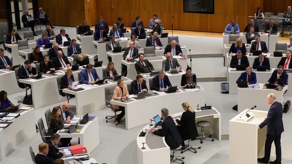 Ministerpräsident Stephan Weil (SPD) spricht im niedersächsischen Landtag. © picture alliance/dpa/Julian Stratenschulte Foto: Julian Stratenschulte