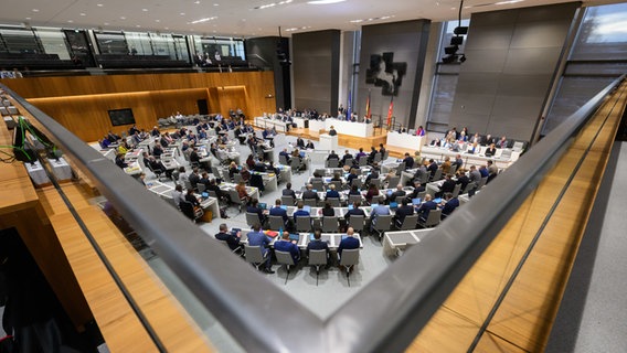 Die Abgeordneten sitzen im Landtag Niedersachsen. © picture alliance/dpa/Julian Stratenschulte Foto: Julian Stratenschulte