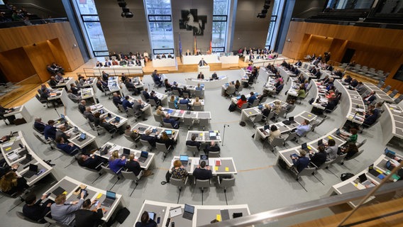 Die Abgeordneten sitzen während einer Sitzung im niedersächsischen Landtag. © dpa-Bildfunk Foto: Julian Stratenschulte