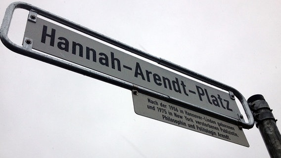 Ein Straßenschild weist den Hannah-Arendt-Platz in Hannover aus. © NDR Foto: Torben Hildebrandt