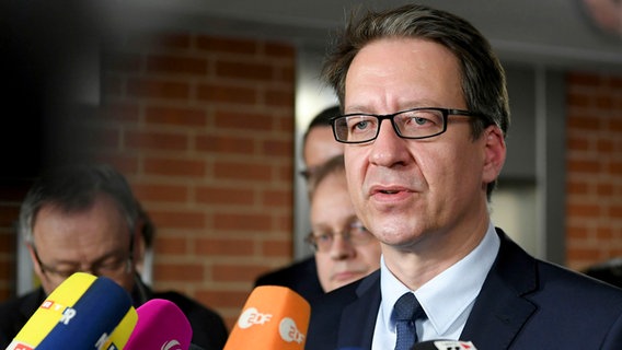 Stefan Birkner steht vor mehreren Mikrofonen und gibt ein Statement ab. © dpa-Bildfunk Foto: Holger Hollemann