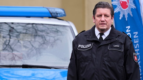 Uwe Lange steht vor einem Polizeiauto. © picture alliance/Geisler-Fotopress/Ulrich Stamm/Geisler-Fotopress Foto: Ulrich Stamm