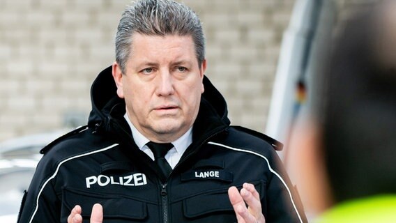 Uwe Lange, damals Vizepräsident der Zentralen Polizeidirektion Niedersachsen im Gespräch mit Journalisten. © dpa Foto:  Hauke-Christian Dittrich