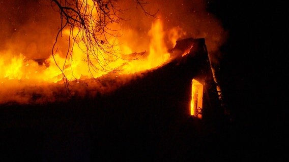 Der Dachstuhl eines Hauses in Langenhagen steht in Flammen. © Hannover Reporter 