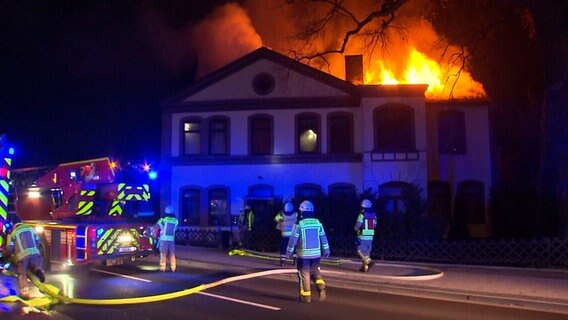 Feuerwehrleute löschen einen brennenden Dachstuhl in Langenhagen. © Hannover Reporter 