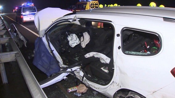 Ein stark beschädigtes Auto steht nach einem Unfall auf der A2. © Hannover Reporter 