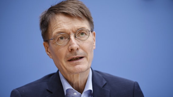 Karl Lauterbach (SPD) spricht bei einer Pressekonferenz. © picture alliance/photothek | Florian Gaertner Foto: Florian Gaertner