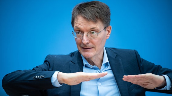 Karl Lauterbach (SPD) spricht bei einer Pressekonferenz. © picture alliance Foto: Bernd von Jutrczenka