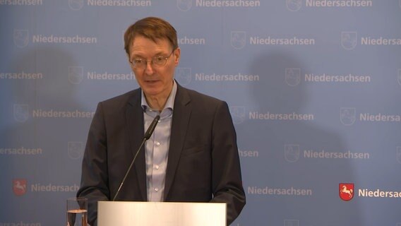 Karl Lauterbach (SPD) spricht bei einer Pressekonferenz in Hannover © NDR 