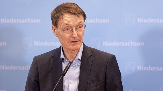 Karl Lauterbach (SPD) spricht bei einer Pressekonferenz in Hannover. © NDR 