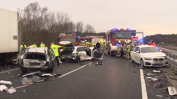 Mehrere Fahrzeuge stehen sark zerstört auf der A2. © HannoverReporter 