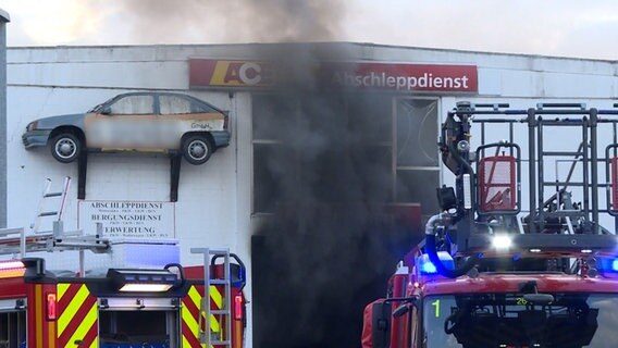 Dunkler Rauch steigt aus der Halle Abscheleppunternehmens in Lehrte. © TeleNewsNetwork 