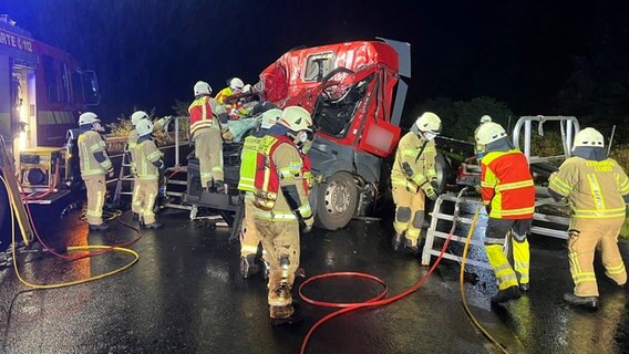 Feuerwehrleute an einer Unfallstelle auf der A2 © Freiwillige Feuerwehr Lehrte 