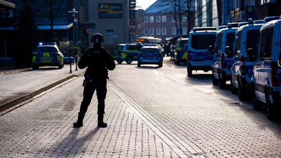 Lehrte: Einsatzfahrzeuge der Polizei stehen vor einem Jobcenter in der Nähe des Bahnhofs. © dpa-Bildfunk Foto: Moritz Frankenberg