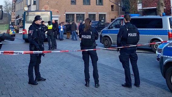 Lehrte: Einsatzfahrzeuge der Polizei stehen vor einem Jobcenter in der Nähe des Bahnhofs. © NDR Foto: Jasmin Janosch