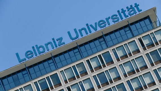 Der Schriftzug "Leibniz Universität" auf dem Dache eines gebäudes in Hannover. © picture alliance /Bildagentur-online | Schoening Foto: Schoening