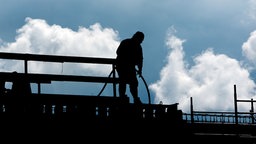 Ein Bauarbeiter arbeitet auf einem Gerüst. © dpa-bildfunk Foto: Julian Stratenschulte