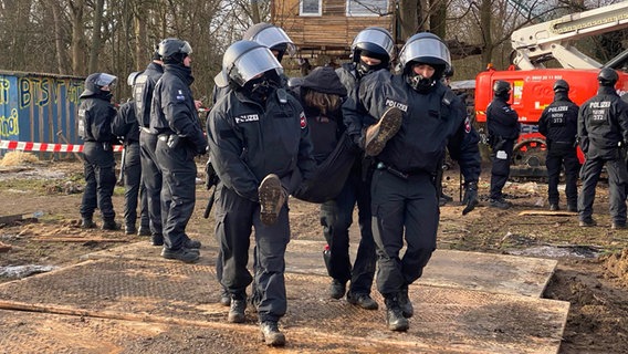 Ein Aktivist wird von der Polizei während der Räumung des Protestcamp "Tümpeltown" vom Gelände getragen. © NDR Foto: Anja Datan-Grajewski