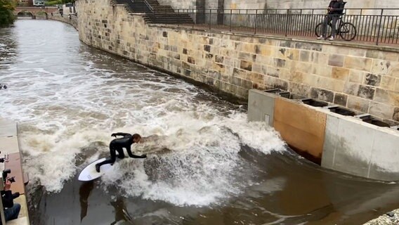 Ein Surfer auf der "Leinewelle". © NDR 