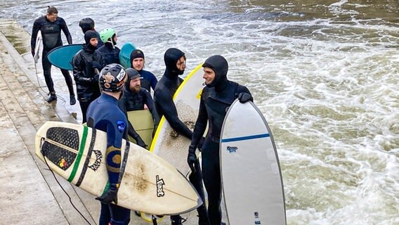 Surfer stehen bei der Leinewelle in Hannover Schlange. © NDR Foto: Martina Thorausch