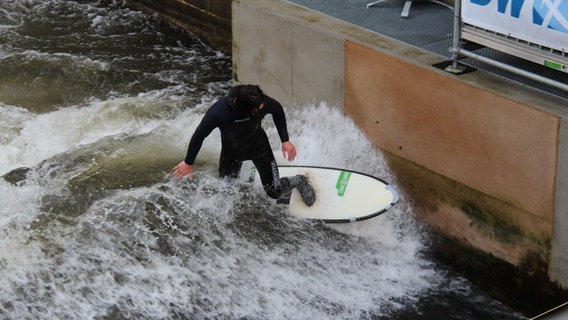 Ein Surfer surft auf der Leinewelle in Hannover © NDR Foto: Svenja Nanninga
