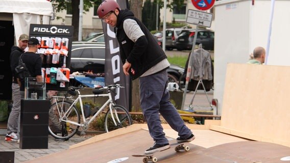Ein Skater fährt Skateboard auf einer Rampe. © NDR Foto: Svenja Nanninga