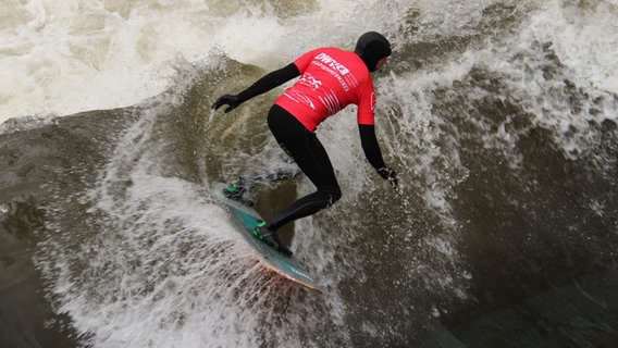 Ein Surfer surft auf der Leinewelle in Hannover. © NDR Foto: Svenja Nanninga