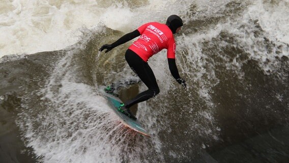Ein Surfer surft auf der Leinewelle in Hannover. Ein Surfer surft auf der Leinewelle in Hannover. © NDR Foto: Svenja Nanninga