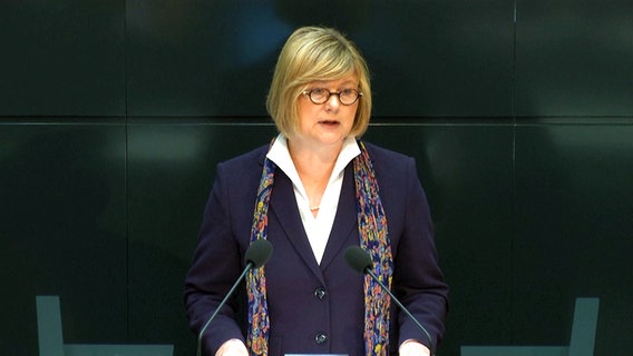 Niedersachsens Justizministerin Antje Niewisch-Lennartz (Grüne) am Rednerpult im Niedersächsischen Landtag in Hannover. Niedersachsens Justizministerin Antje Niewisch-Lennartz (Grüne) am Rednerpult im Niedersächsischen Landtag in Hannover. © NDR