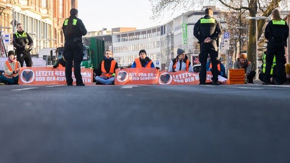Mitglieder der "Letzten Generation" bei einer Straßenblockade in der Altstadt Hannover. © picture alliance/dpa | Julian Stratenschulte Foto: Julian Stratenschulte