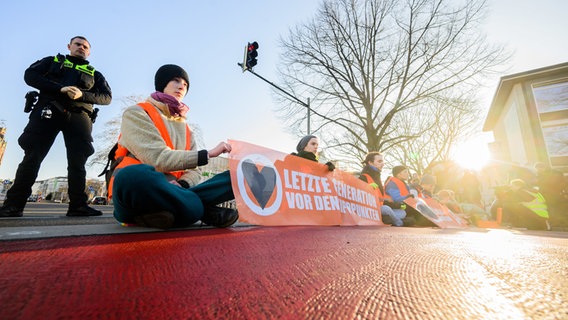 Hannover: Aktivisten der Gruppierung "Letzte Generation" haben sich in der Innenstadt teils auf der Straße festgeklebt und blockieren den Verkehr. © dpa-Bildfunk Foto: Julian Stratenschulte