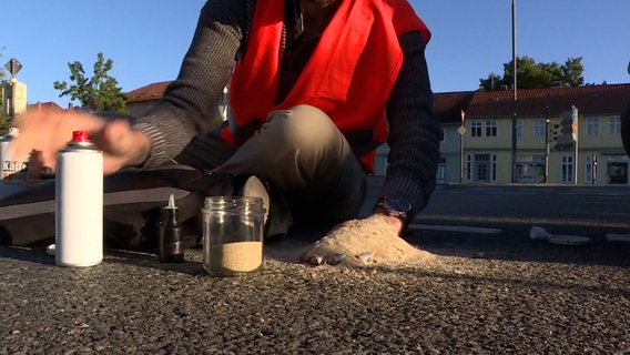 Aktivisten der "Letzten Generation" blockieren eine Straße. © TeleNewsNetwork 