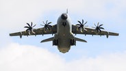 Ein Transportflugzeug Airbus A400M der Luftwaffe in der Luft. Es ist am Fliegerhorst Wunstorf zu einem Hilfsflug nach Libyen gestartet. © dpa-Bildfunk Foto: Julian Stratenschulte/dpa