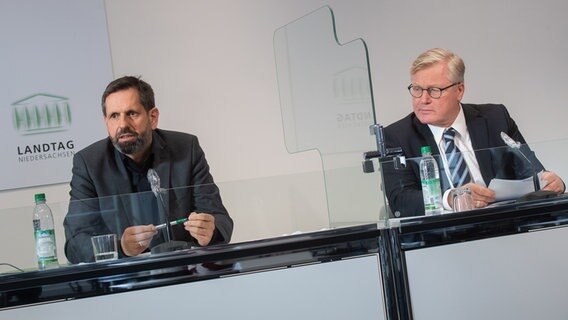 Olaf Lies (SPD), Umweltminister und Bernd Althusmann (CDU), Wirtschaftsminister auf einer Pressekonferenz zum Klimaschutz. © dpa Bildfunk Foto: Julian Stratenschulte