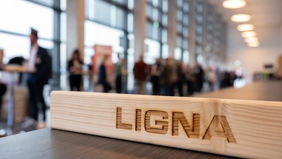 Derr Schriftzug "LIGNA" in einen Holzblock gelasert © Deutsche Messe AG Foto: Rainer Jensen