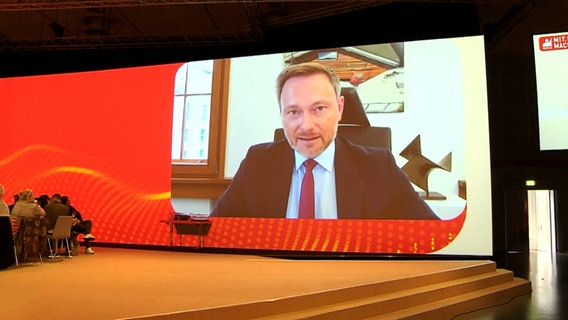 Christian Lindner spricht auf dem IG-BCE-Kongress per Videoschalte. © NDR 