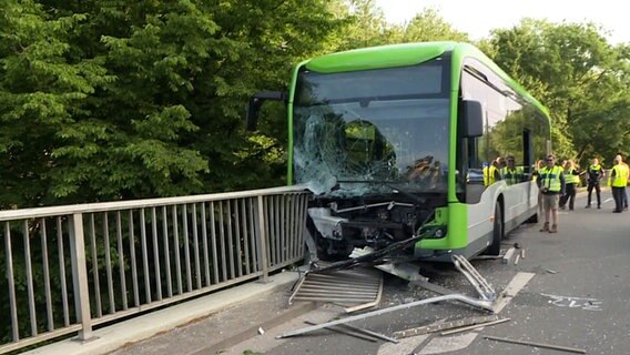 Ein Linienbus steht nach einem Unfall an einem Brückengeländer in Hannover. © TeleNewsNetwork 