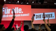 Die Delegierten stimmen während des Bundesparteitages der Linken in Hannover (Niedersachsen) über Anträge ab. © dpa-Bildfunk Foto: Peter Steffen