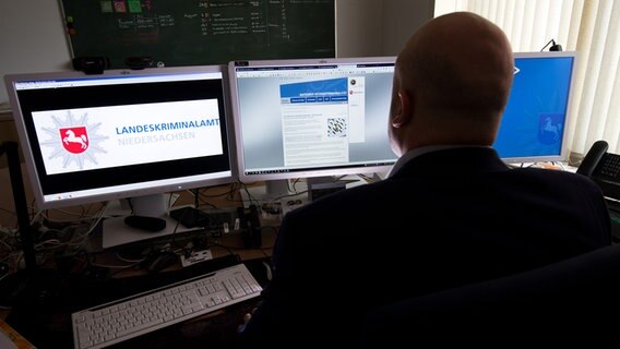 Ein auf Prävention im Bereich Internetkriminalität spezialisierter Polizeihauptkommissar sitzt im Landeskriminalamt Niedersachsen an seinem Arbeitsplatz. © picture alliance/dpa Foto: Julian Stratenschulte