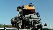 Die Zugmaschine eines Lkw steht nach einem Unfall senkrecht in der Luft. © HannoverReporter 