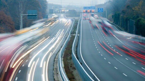 Langzeitbekichtung: Lkw und Autos fahren über die Autobahn A2 in der Region Hannover © dpa-Bildfunk Foto: Julian Stratenschulte
