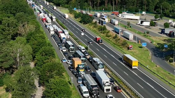 Fahrzeuge stehen auf der A2 bei Garbsen im Stau. © HannoverReporter 