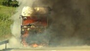 Rauchwolken steigen über einem brennenden Lkw auf der A7 auf. © HannoverReporter 