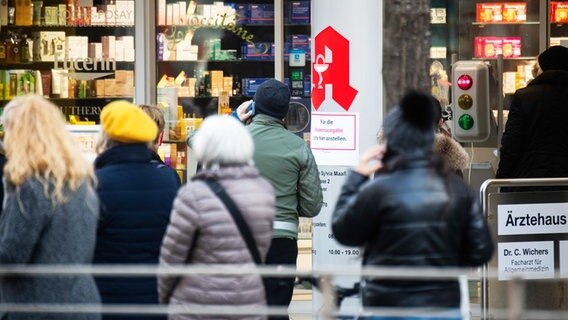 Menschen stehen wartend vor einer Apotheke. © dpa-Bildfunk Foto: Julian Stratenschulte