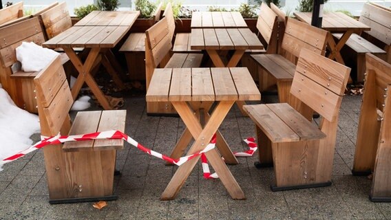 Absperrband über Tischen und Stühlen vor einem Restaurant in der Innenstadt Hannovers. © dpa-Bildfunk Foto: Julian Stratenschulte