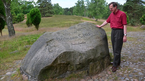 Archivar Wolfgang Brandes am Gedenkstein für Hermann Löns auf dem Löns-Grab im Tietlinger Wacholderhain. © NDR Foto: Nils Hartung